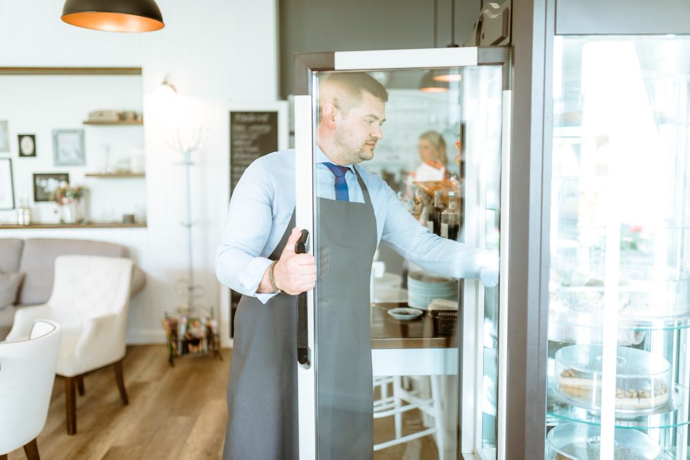 Energy-Saving Refrigeration: Should You Choose a Glass Door or Solid Door?
