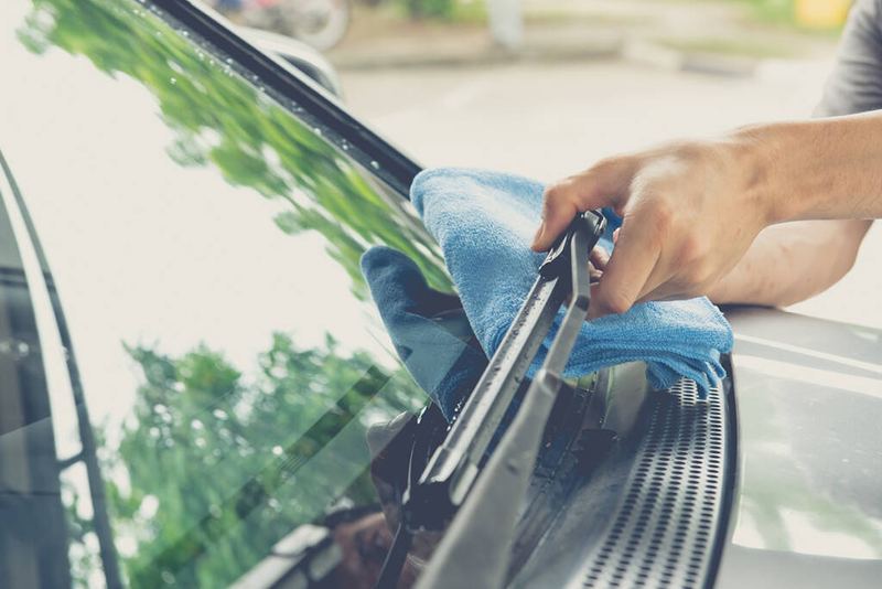 Expert Tips for Cleaning Your Car Windshield Like Pro