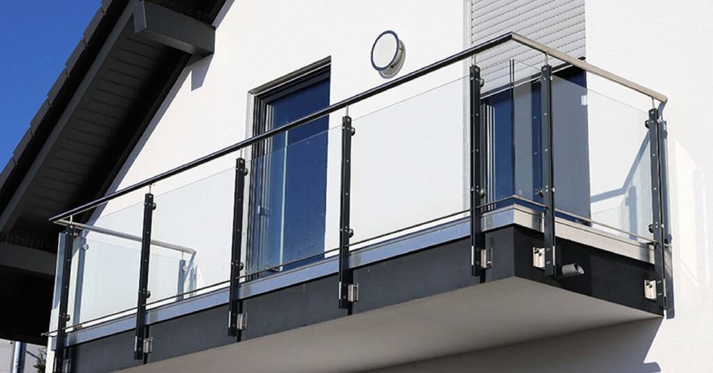 15 Modern Glass Railing Designs For Balcony