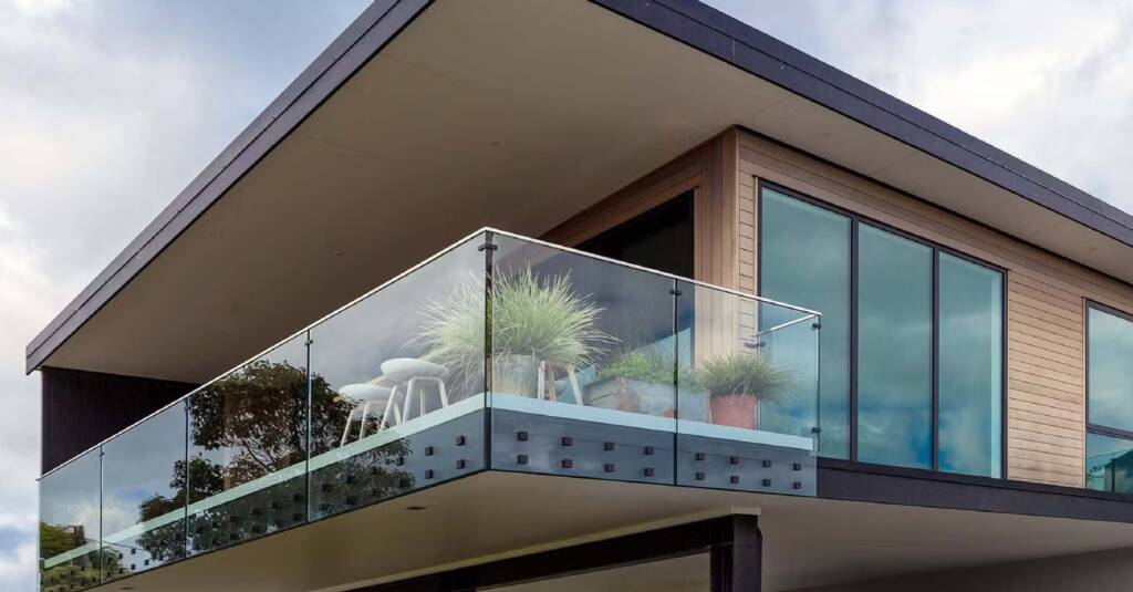 15 Modern Glass Railing Designs For Balcony