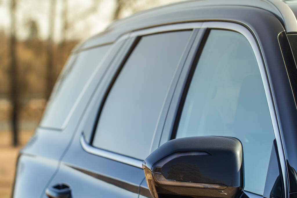 Automobile Side Glass: Common Problems, Fixes & Safety Insights 1 Automobile Side Glass: Common Problems, Fixes & Safety Insights