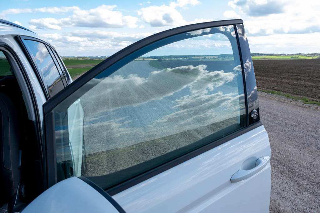 Automobile Side Glass: Common Problems, Fixes & Safety Insights 2 Automobile Side Glass: Common Problems, Fixes & Safety Insights