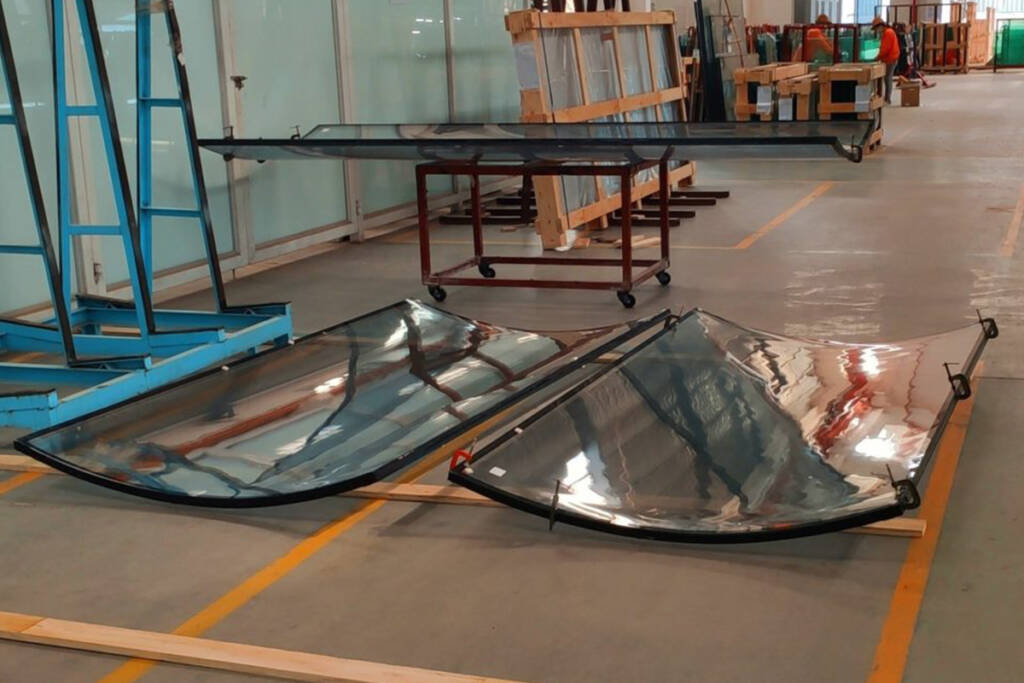 Curved Windshield Manufacturing: The Gravity Furnace Process Explained 4 Curved Windshield Manufacturing: The Gravity Furnace Process Explained