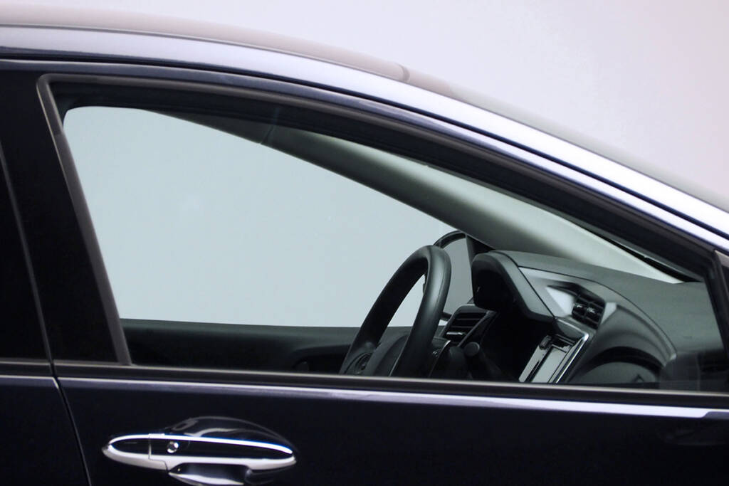 Automobile Side Glass: Common Problems, Fixes & Safety Insights 5 Automobile Side Glass: Common Problems, Fixes & Safety Insights